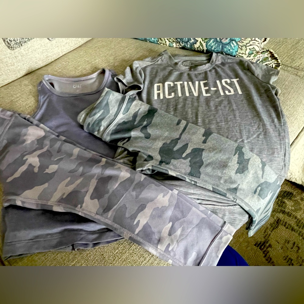 Athleta Girl set with pair of chit chat crop leggings and matching tops in XS/6